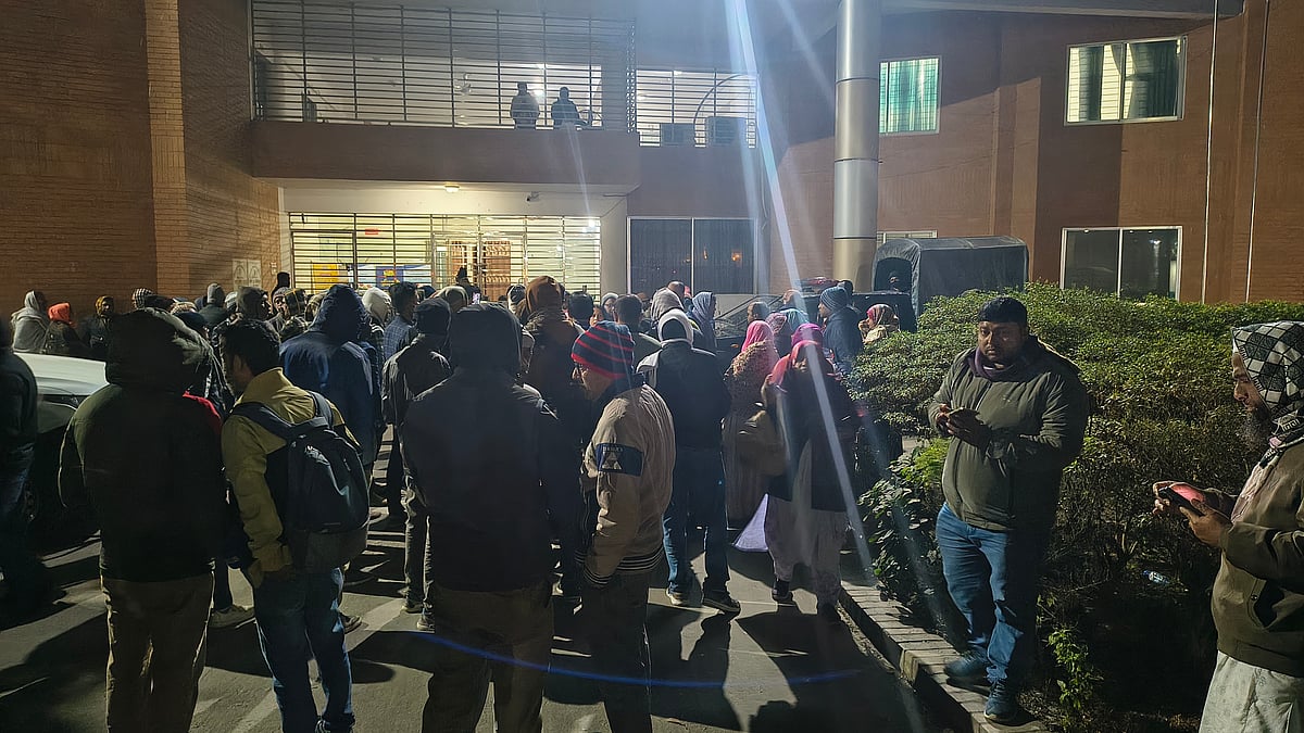 যশোরে ঘুষের টাকাসহ জেলা প্রাথমিক শিক্ষা কর্মকর্তা গ্রেপ্তার, ছাড়াতে দুদক কার্যালয় ঘেরাও