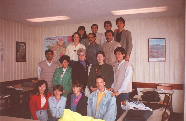 ফ্রান্সের ভিশিতে ফরাসি ভাষা শেখার স্কুল, কেভিলামের ক্লাসে ভিনদেশি শিক্ষার্থীদের সঙ্গে শিক্ষিকা নোয়েমি, লেখক (তৃতীয় সারিতে সর্বডানে) ও ইমতিয়াজ আহমেদ (সাবেক রাষ্ট্রদূত, দ্বিতীয় সারিতে সর্ববাঁয়ে পাশে)