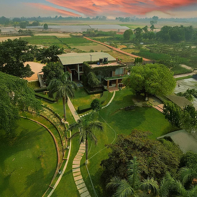 শহরের খুব কাছেই অবস্থিত এই রিসোর্ট