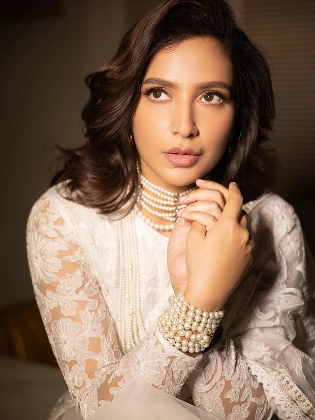 পার্লের লহরে চোকার আর ব্রেসলেট ক্লাসি লুক দিচ্ছে