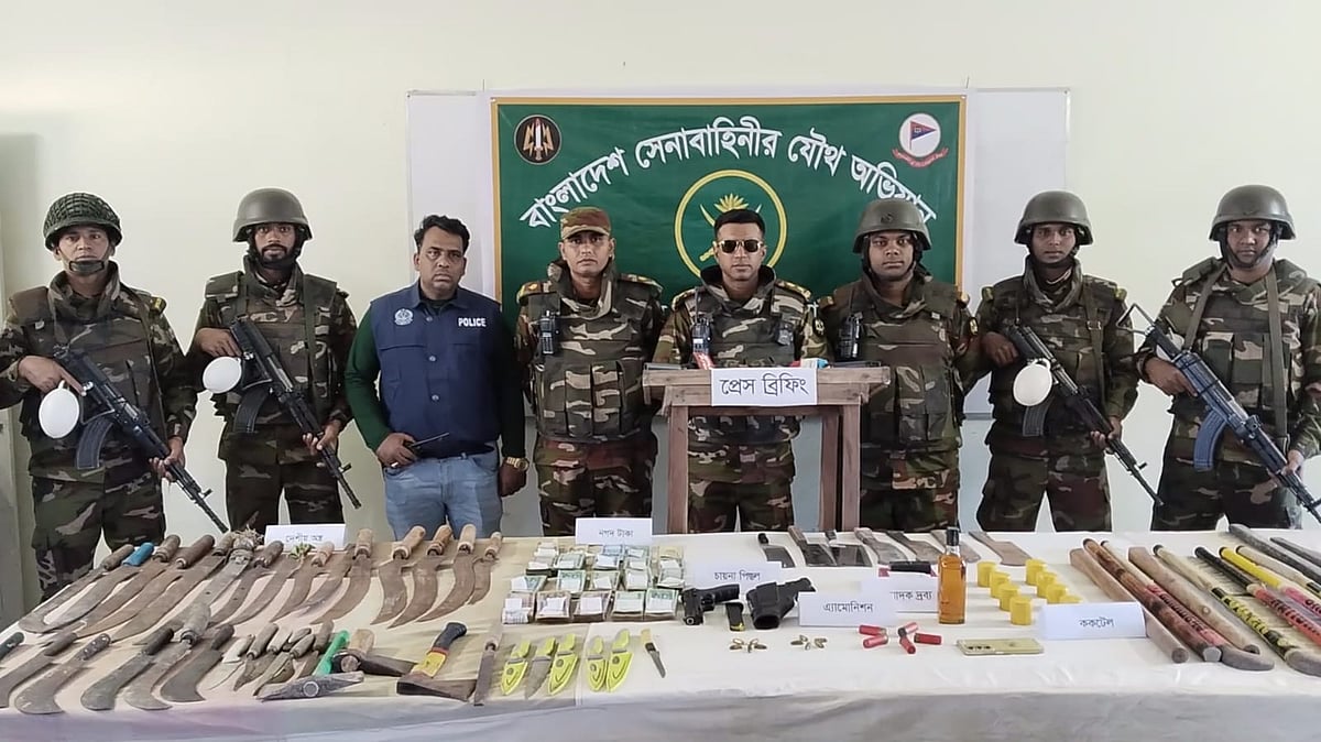 আড়াইহাজারে ছাত্রদল নেতার পৈতৃক বাড়ি থেকে থানা থেকে লুট হওয়া অস্ত্র-গুলি উদ্ধার