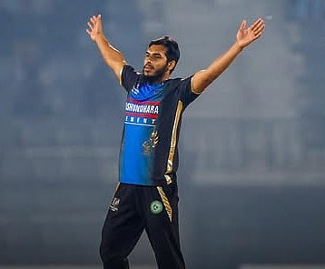 বিপিএল: মৃত্যুঞ্জয়ের হ্যাটট্রিকের রেকর্ড, নোয়াখালী গুটিয়ে গেল ১৪৮ রানে