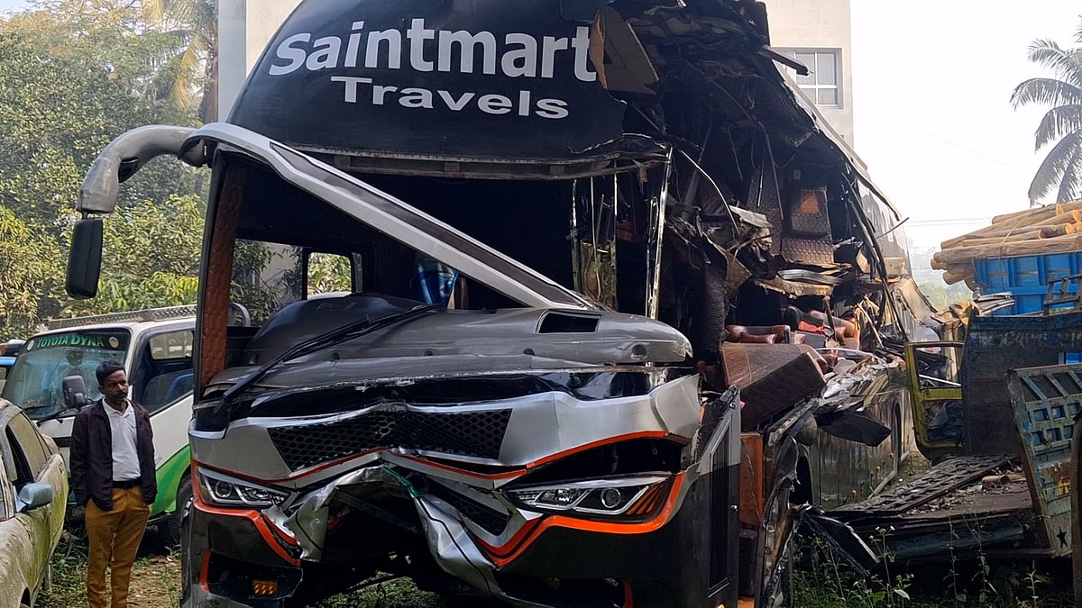 কাঠবোঝাই ট্রাকের পেছনে বাসের ধাক্কায় প্রাণ গেল ৩ যাত্রীর