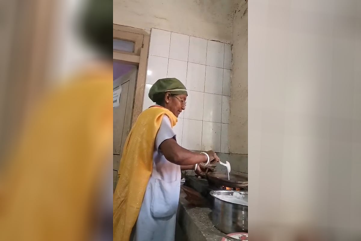 ফেনীতে হাসপাতালের ওটিতে চুলা, খাবার রান্না করছেন নার্স