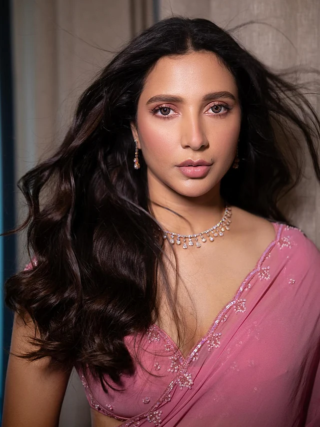 ডিপনেক ব্লাউজে বেড়েছে আকর্ষণ