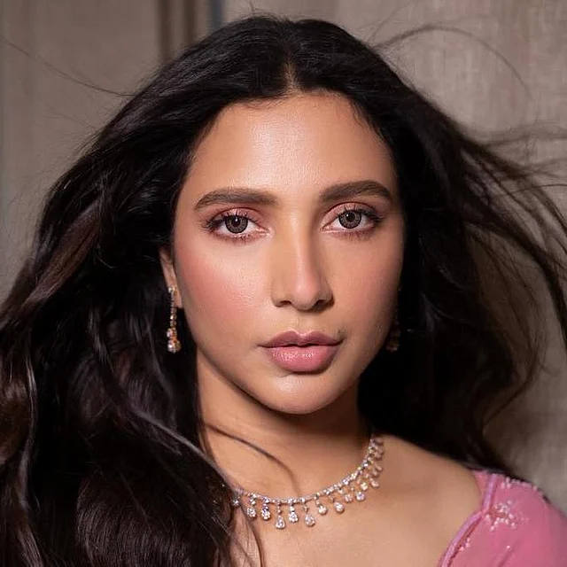 হালকা গোলাপি লিপকালার, মিনিমাল ব্লাশ আর আইশ্যাডোর এই ফেসকার্ড এখনও সমান আবেদন রাখে