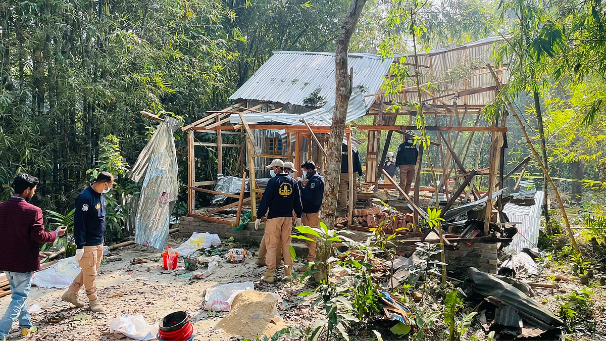 জাজিরায় ককটেল বিস্ফোরণের দুজন নিহতের ঘটনায় ৫৩ ব্যক্তির নামে মামলা