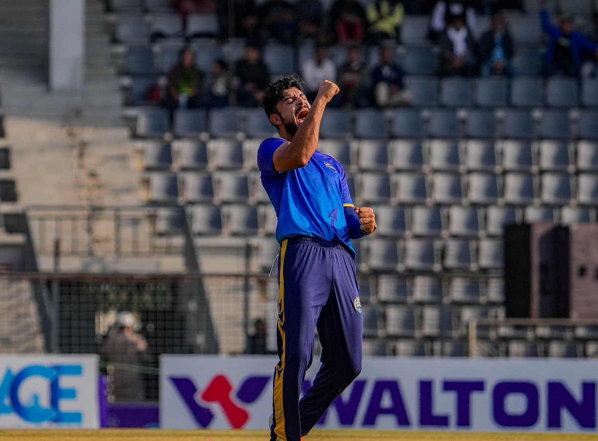 বিপিএল: ছক্কা মারার পরই মেহেদী আউট