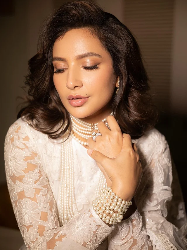 খোলা চুলে হালকা হাইলাইট আর ওয়েভস। কিছুটা টেনে দেওয়া আইলাইনারের নাটকীয় চোখের সাজে ন্যুড গোলাপি লিপস আর ক্রিমি ফিনিশের মেকওভারে নজর কাড়ছেন শুভশ্রী