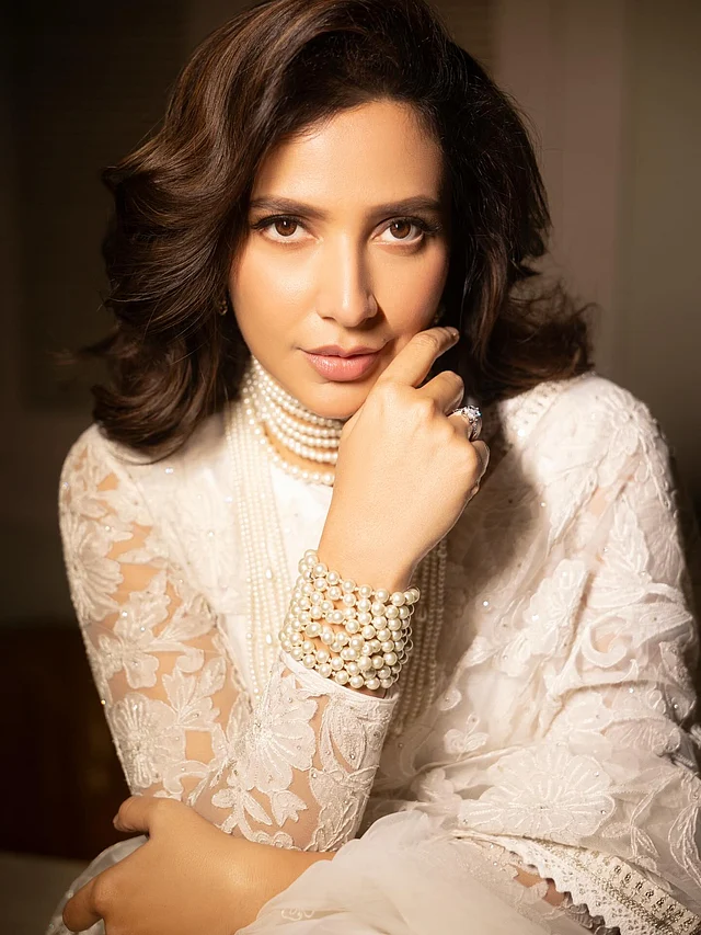 গ্রেসফুল সাদা নেটের শাড়ির লুকে দেখা দিলেন শুভশ্রী 