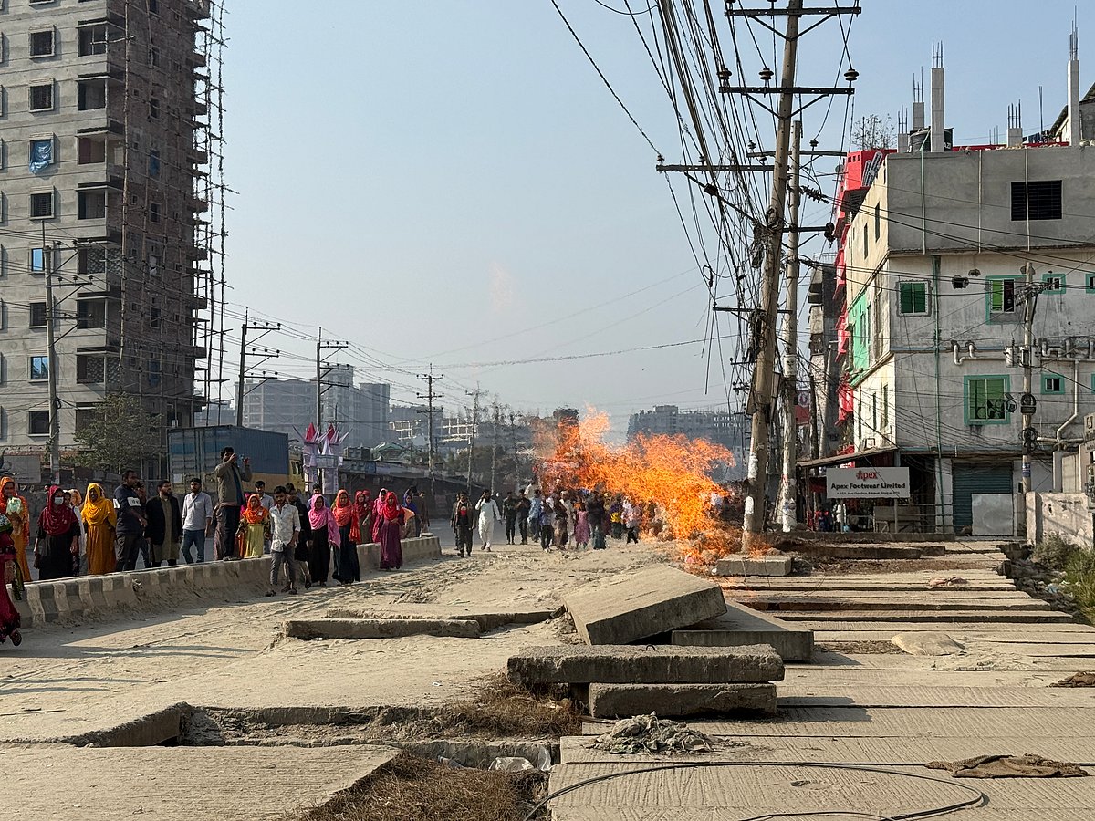 কালিয়াকৈরে ৩০০ মিটার এলাকাজুড়ে জায়গায় জায়গায় আগুন, এলাকায় আতঙ্ক