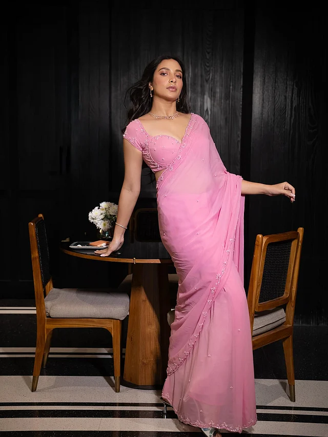 বেবি পিংক জর্জেট শাড়ির সঙ্গে ম্যাচিং ব্লাউজে শুভশ্রী। উঁকি দিচ্ছে সিলভার হিলস