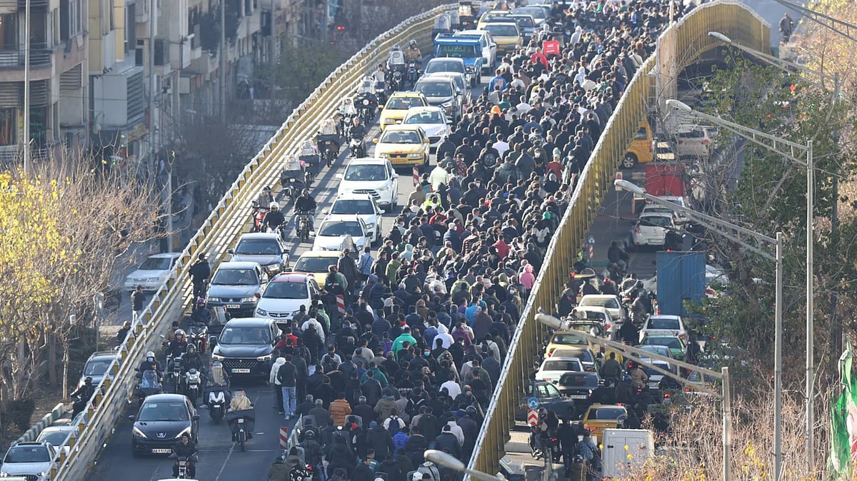 দাম বাড়ছে, ক্ষোভ বাড়ছে: ইরানের নতুন অর্থনৈতিক অস্থিরতার ভেতরের চিত্র