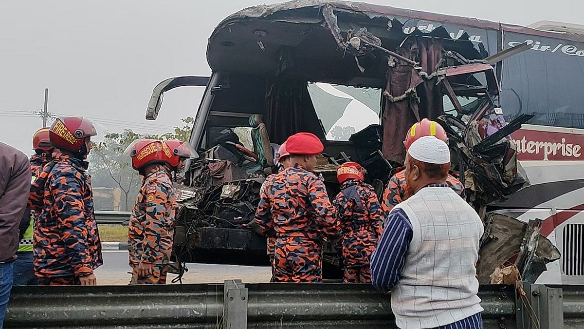 ঢাকা–ভাঙ্গা এক্সপ্রেসওয়েতে ট্রাকের সঙ্গে বাসের ধাক্কায় নিহত ১, আহত ২০