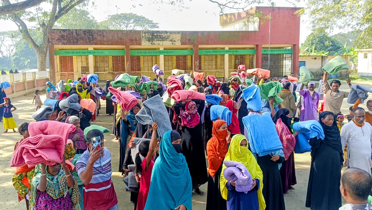 ‘এহন অনেক ঠান্ডা, কম্বলডা ফায়া একটু আরাম ফায়াম’