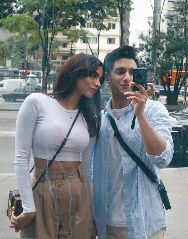 ক্যাজুইয়াল লুকে সেলফি তুলেছেন তাঁরা