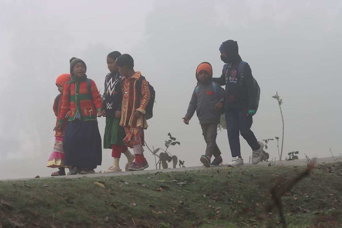 শীতের সকালে শিশুরা