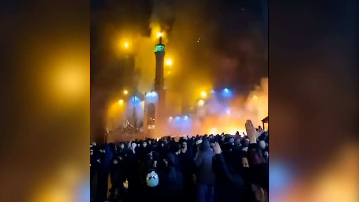 মসজিদের কাছে আর যানবাহনে আগুন দিয়ে বিক্ষোভ হচ্ছে ইরানে