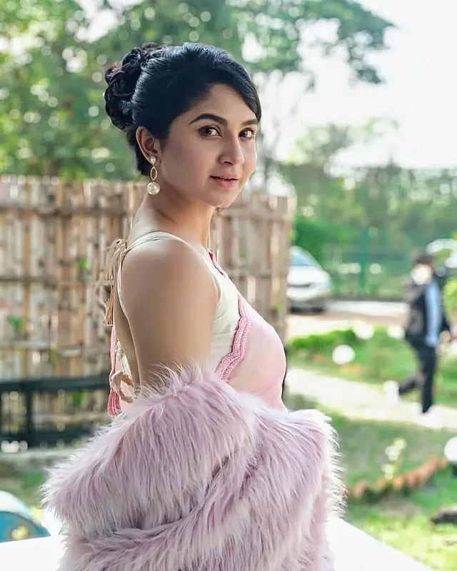 স্লিভলেস ল্যাভেন্ডার পিংক গাউনের লুকে আপডু করা হেয়ারস্টাইলে স্পর্শিয়া বেছে নিয়েছেন ল্যাভেন্ডার ফারের স্কার্ফ