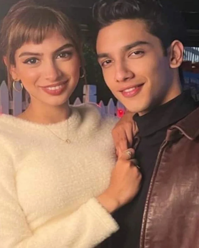 খুশির ক্রিমরঙা সোয়েটার আর ভেদাংয়ের কালো টারটেলনেক দাউণ মানিয়েছে দুজনকে