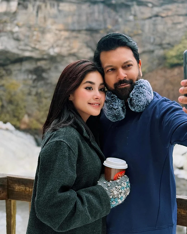 হানিমুন লুকে কোজি ড্রেসআপে রোজা-তাহসান