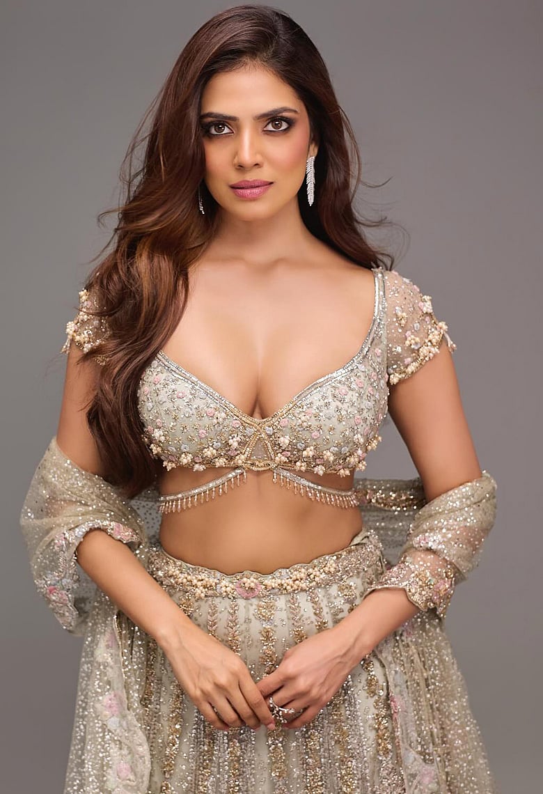 দা রাজাসাব-এর ভৈরবী মালবিকা যখন পর্দার বাইরে হার্ডকোর ফ্যাশনিস্তা