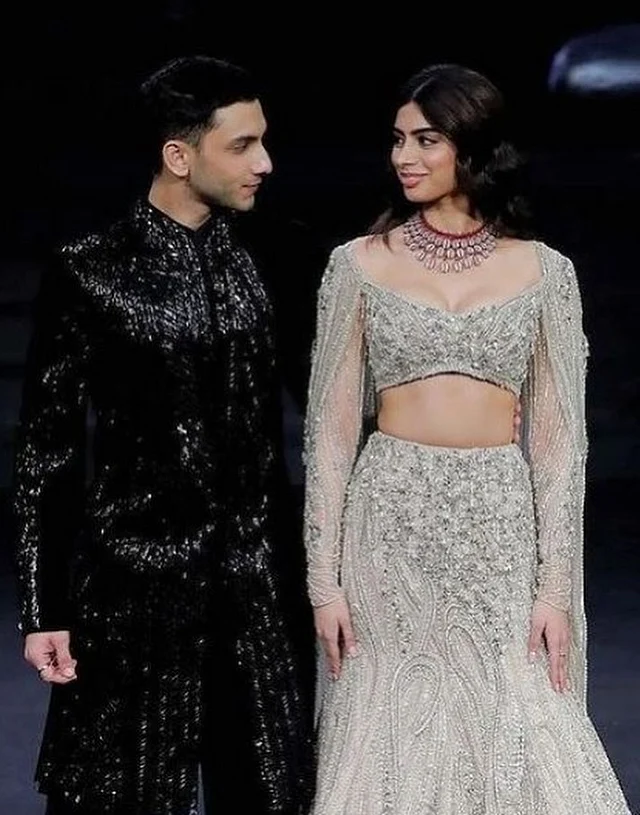 র‍্যাম্পে কালো শেরওয়ানি আর রূপালি লেহেঙ্গায় মুগ্ধ করেছেন এই জুটি। 