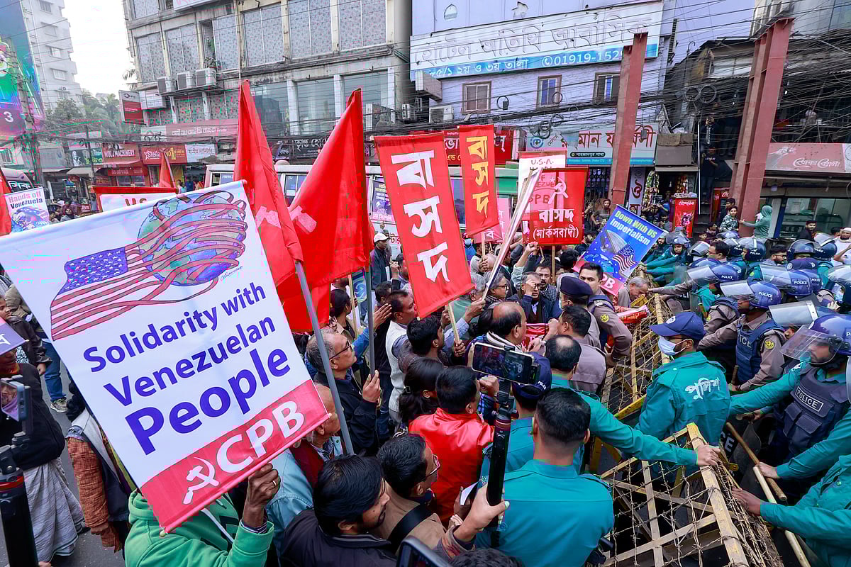 গণতান্ত্রিক যুক্তফ্রন্টের মার্কিন দূতাবাস ঘেরাও কর্মসূচিতে পুলিশের বাধা