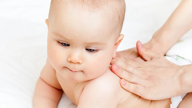 অলিভ অয়েল ত্বকের গভীরে প্রবেশে প্রাকৃতিক ময়েশ্চার ধরে রাখতে সাহায্য করে