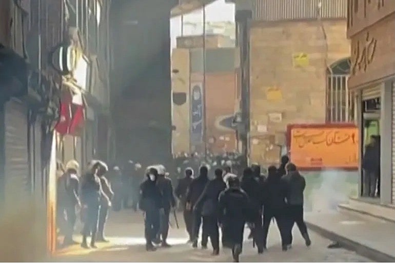 সরকারবিরোধী আন্দোলন
রাজতন্ত্রে ফেরার জন্য নয়