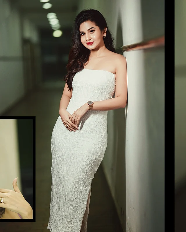 সাইড স্লিট দেওয়া স্ট্র্যাপলেস সাদা ককটেল ড্রেসে বডিকন কাট। লাল ঠোঁটে আবেদনময় লাগছে স্পর্শিয়াকে। 