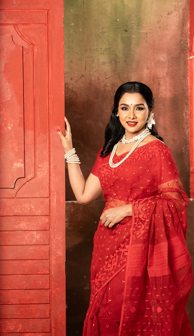 হাল ফ্যাশনের আয়োজনে রক্তকরবীর ১০০ বছর পূর্তিতে রুনা খানকে আমরা দেখেছি লাল জামদানির দীপ্তিময় লুকে নন্দিনী রূপে