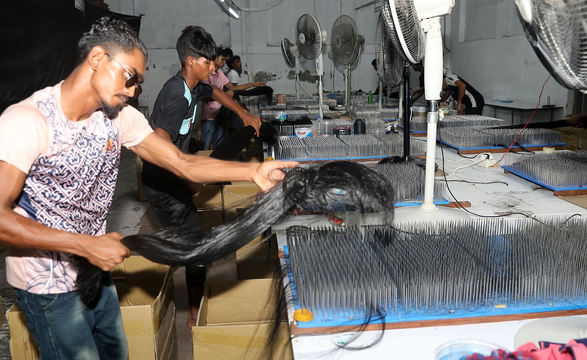 কারখানায় চুল প্রক্রিয়াজাত করার কাজে ব্যস্ত শ্রমিকেরা 