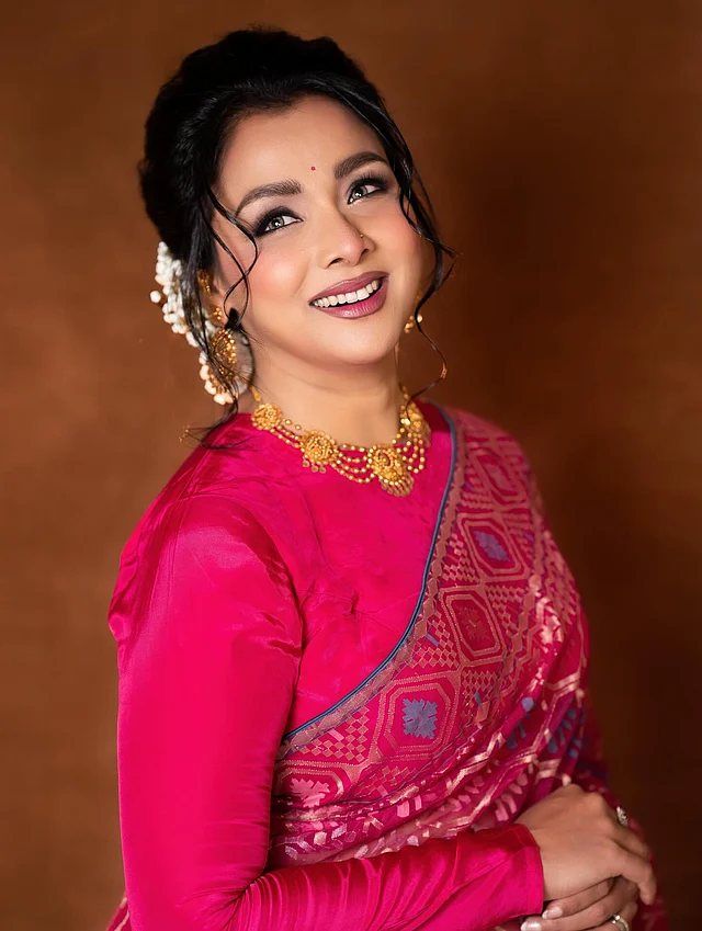 মায়ের গয়না আর ফুলস্লিভ ম্যাচিং ব্লাউজের সঙ্গে হটপিংক জামদানিতে দেখা দিয়েছেন এই লুকে রুনা