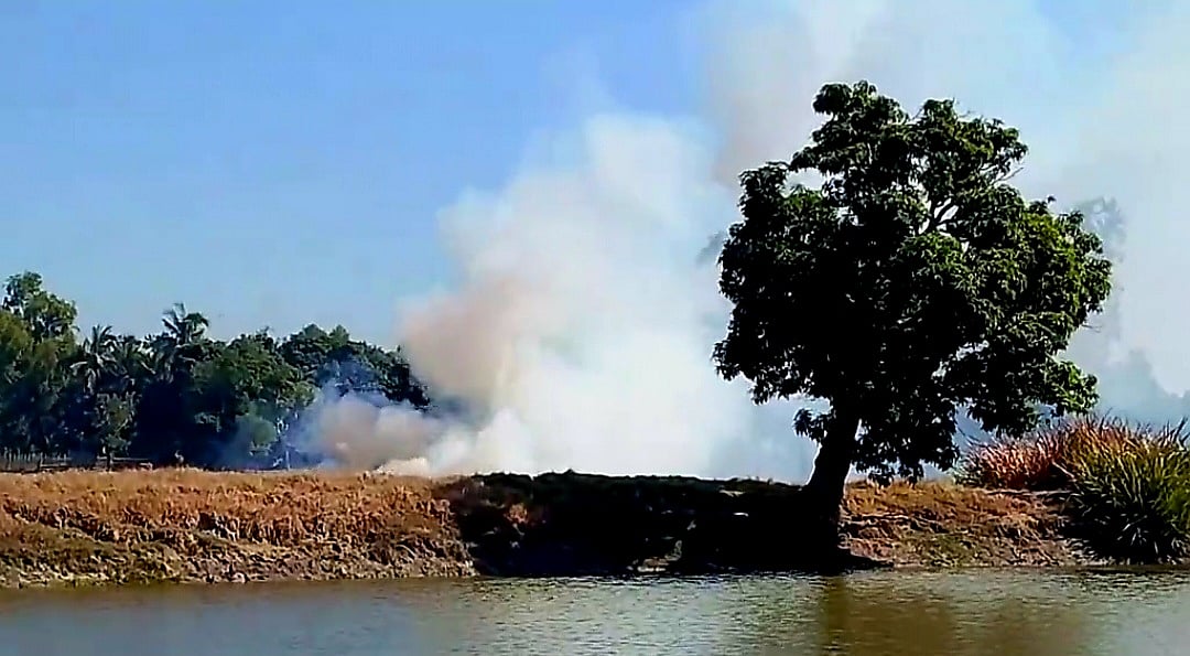 রাখাইনে ত্রিমুখী সংঘর্ষ ও বিমান হামলা, ওপারের গুলিতে টেকনাফে শিশু আহত