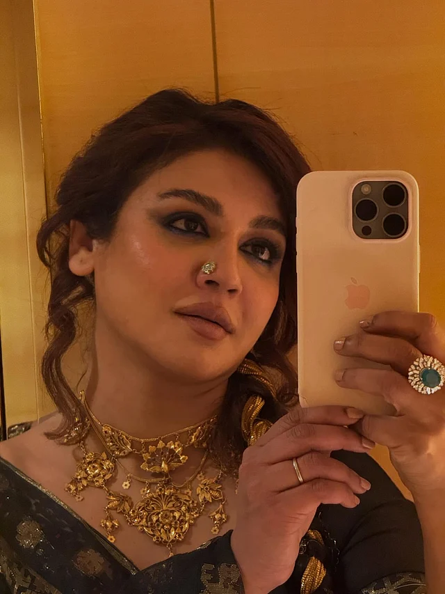 নজর কাড়ছে বড় সবুজ পাথরের আংটি আ নাকফুলও