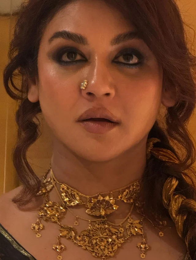 স্মোকি আই মেকআপে মোহনীয় লাগছেন জয়া। সঙ্গে ন্যুড সেমি ম্যাট লিপস