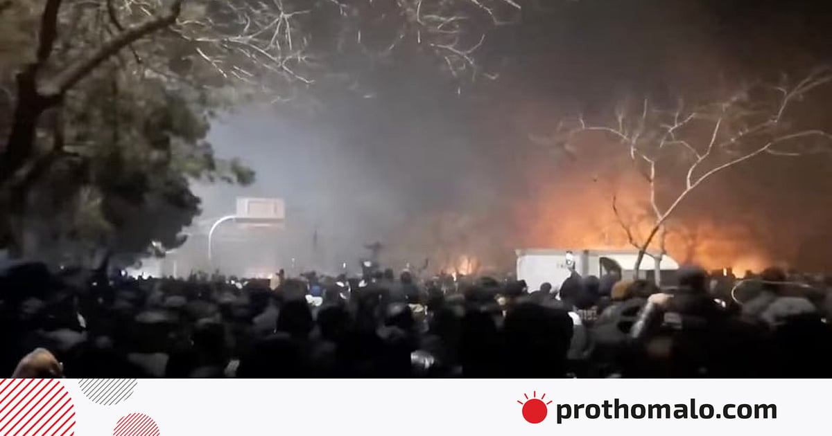যুক্তরাষ্ট্রের সম্ভাব্য হস্তক্ষেপ নিয়ে
ইরানের হুঁশিয়ারি যুক্তরাষ্ট্রের সম্ভাব্য হস্তক্ষেপ নিয়ে
ইরানের হুঁশিয়ারি
