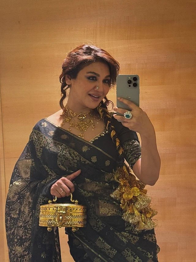 লুক সম্পূর্ণ করতে হাতে রেখেছেন জয়া অ্যান্টিক ফিনিশেরই মেটাল ব্যাগ 