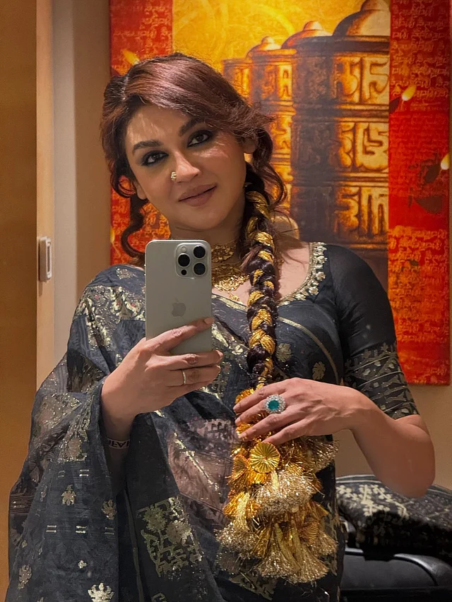 সোনালি কাজ করা কালো জামদানিতে মিরর সেলফিতে ধরা দিয়েছেন জয়া আহসান। সঙ্গে আছে ম্যাচিং কালো ব্লাউজ 