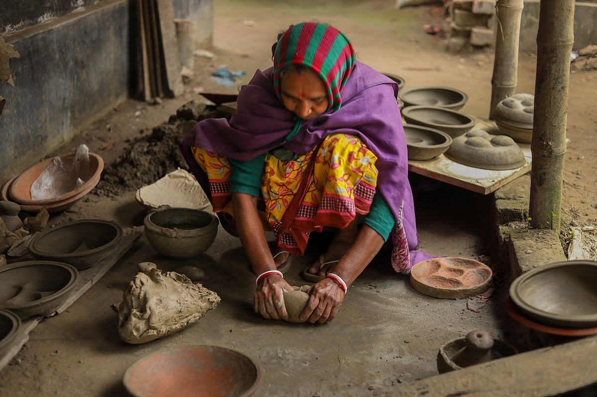 আগে থেকেই প্রস্তুত মাটি ছাঁচে ফেলার জন্য তৈরি করা হচ্ছে।