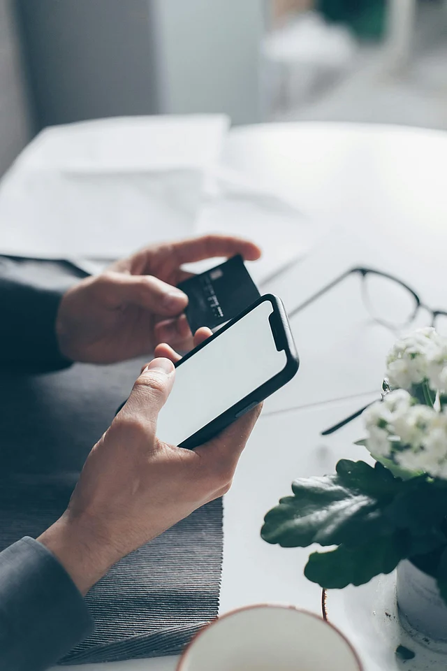 অজান্তেই আপনি নিজের ব্যাংক কার্ডের পূর্ণ নিয়ন্ত্রণ তুলে দেন প্রতারকের হাতে