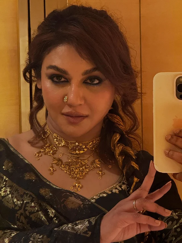 গলায় অ্যান্টিক ফিনিশের স্টেটমেন্ট নেকলেস 