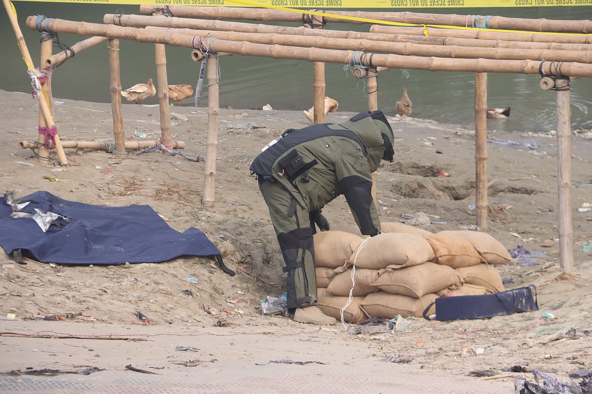 ফরিদপুরে স্কুলব্যাগে পাওয়া বস্তুটি শক্তিশালী বোমা, ঘটানো হলো বিস্ফোরণ: পুলিশ