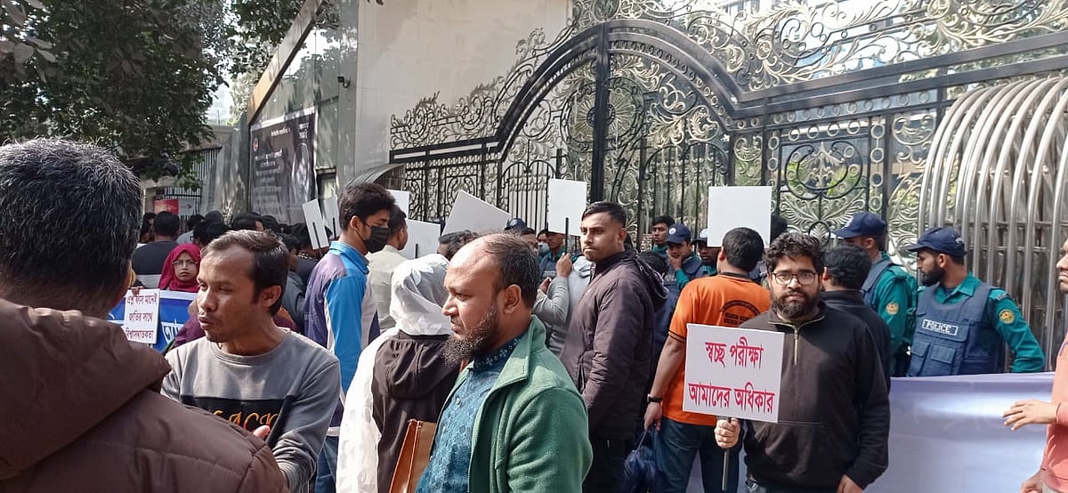 প্রাথমিকে শিক্ষক নিয়োগ পরীক্ষা কেমন হলো: ‘ডিজিটাল নকল’ ও ‘কেন্দ্র কন্ট্র্যাক্টের’ অভিযোগ