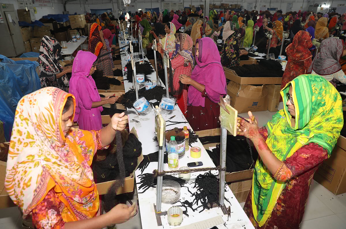 পরচুলা কারখানার কর্মযজ্ঞ