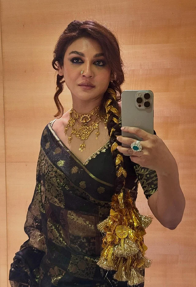 পুরো লুকে অন্য মাত্রা এনেছে জরীর ফিতা আর সোনালি ট্যাসেলে সাজানো বেণি