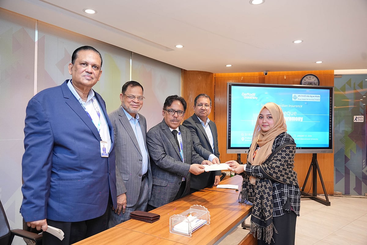 ড্যাফোডিল বিশ্ববিদ্যালয় শিক্ষার্থীদের হাতে তুলে দিল বিমার চেক