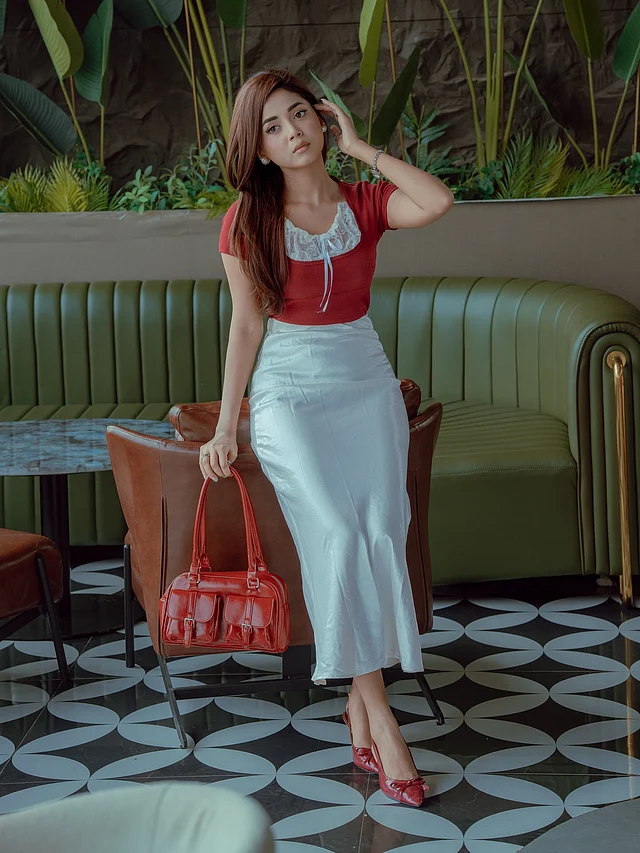 সাদা-লাল ড্রেসের কিউট লুকে দেখা যাচ্ছে এই জনপ্রিয় টিকটকারকে