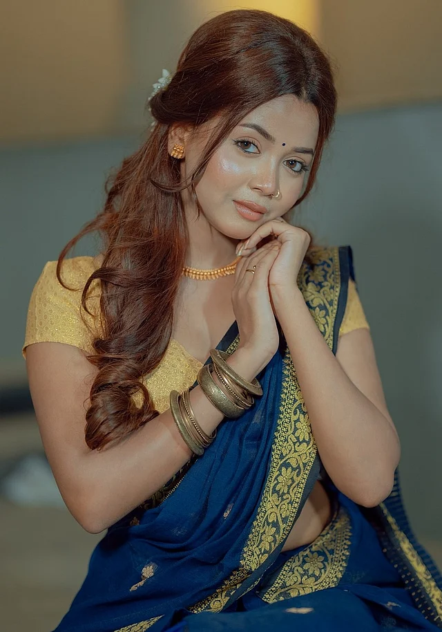 হলদে নকশার পাড়ে নীল তাঁতের শাড়ি আর হলুদ ব্লাউজে আরোহী মীম